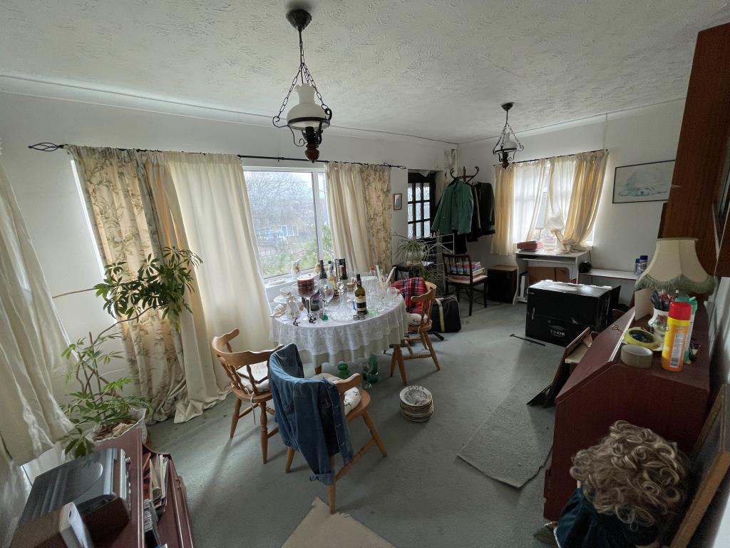 Lot: 118 - DILAPIDATED BUNGALOW ON GOOD SIZE PLOT - Dining room with view towards road